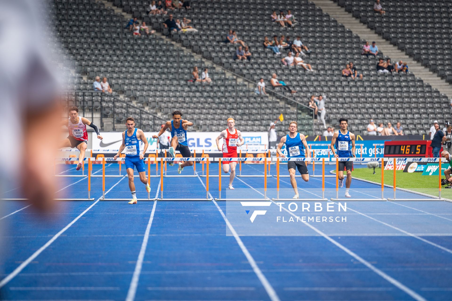 Lennart Roos (LG Rhein-Wied), Mateusz Lewandowski (TV Wattenscheid 01), Jordan Gordon (OTB Osnabrueck), Jan-Niklas Gwizdek (LG Nord Berlin), Mark Schittenhelm (Spvgg Holzgerlingen), Aleksandar Gacic (VfL Sindelfingen) im Halbfinale waehrend der deutschen Leichtathletik-Meisterschaften im Olympiastadion am 25.06.2022 in Berlin